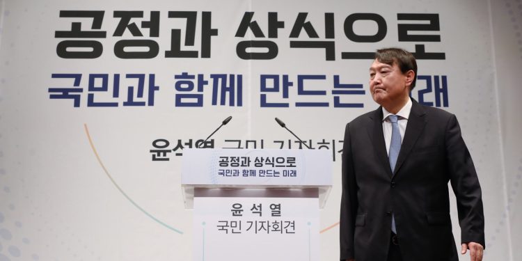 윤석열, 검사티 벗고 의혹 적극 반박