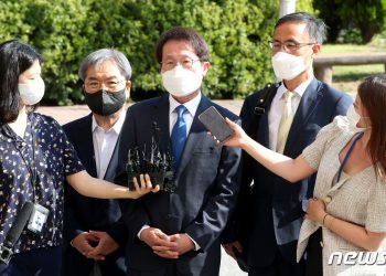 공수처 첫 ‘포토라인’ 선 조희연…3분간 담담히 결백 주장