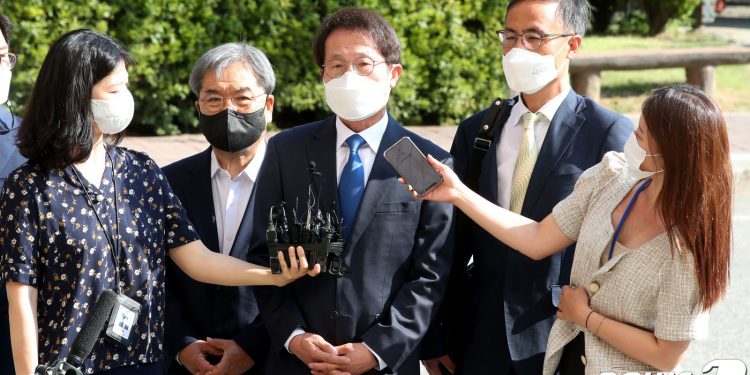 공수처 첫 ‘포토라인’ 선 조희연…3분간 담담히 결백 주장