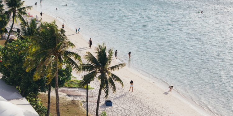 괌 성인 인구 80% 백신 접종 완료…거리두기·인원제한 해제