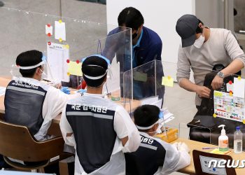 한국 입국 격리면제자 6명 확진에…당국 “관련 제도 위험성 평가”