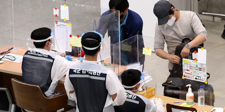 한국 입국 격리면제자 6명 확진에…당국 “관련 제도 위험성 평가”