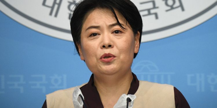 ‘돌싱’ 털어놓은 윤희숙 “결혼 짧았지만 젊은 여성들 두려움 잘 알아”