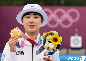 [올림픽] ‘활·총·칼’ 동반 활약…안산, 대회 첫 3관왕 영예