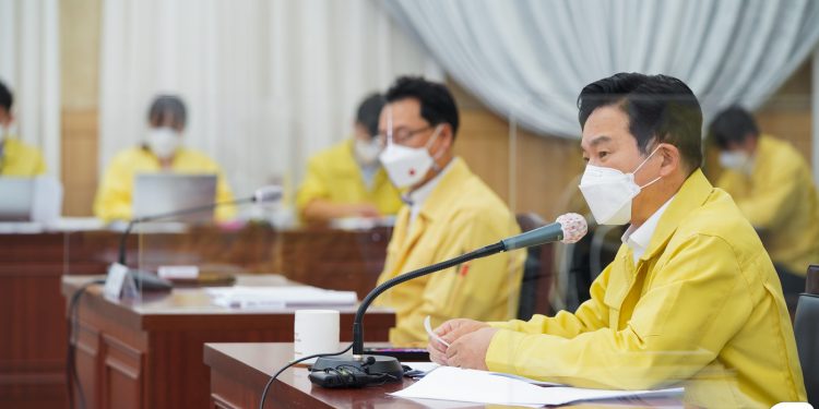 “백신접종 중국인 ‘격리면제’, 한국인 ‘3주 격리’?…굴욕적”