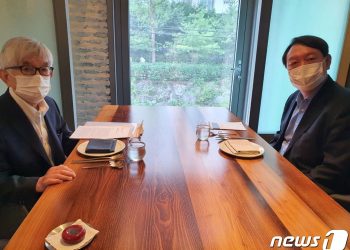 윤석열, ‘진보원로’ 최장집 만나 “정권교체 안 되면 ‘개악꾼’ 판친다 확신”