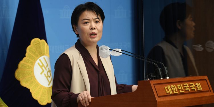 윤희숙, 대선출마 선언…”한국경제 꽉 막힌 혈맥 뚫겠다”