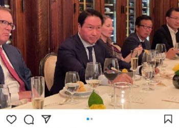 최태원, 두 달 만에 미국 출장…”사업 점검, 네트워크 미팅”