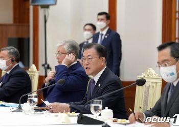 靑, ‘文 댓글로 월성원전 폐쇄 시작’ 보도에 “재판중 언급 부적절”