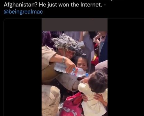 “카불 공항의 생수 천사”…아이들에 물먹이는 미군 감동 사진