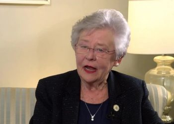 앨라배마 주지사, “풋볼팬 백신 맞아야”