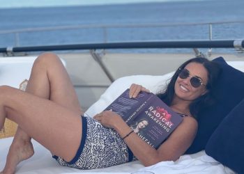 ’59세’ 데미 무어, 구릿빛 피부…건강미 넘치네