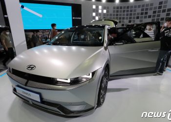 아이오닉5, 글로벌 판매 3만대 돌파…車 반도체가 변수