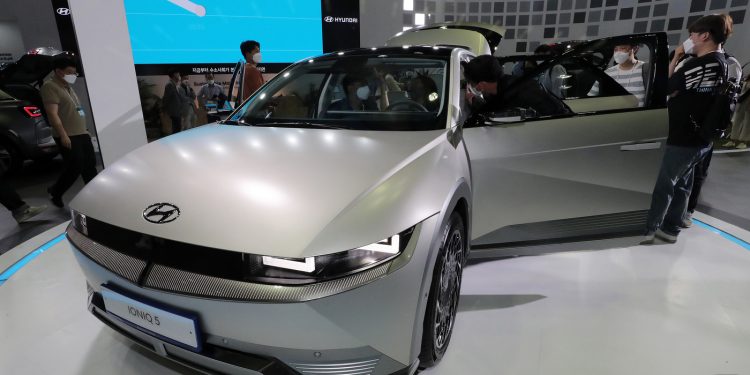 아이오닉5, 글로벌 판매 3만대 돌파…車 반도체가 변수