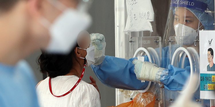 한국 의료진도 자영업자도 지쳤다…’추석 방역’ 시험대 되나