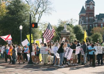 “우리는 자유를 잃고 있다” 어번 백신의무 반대시위