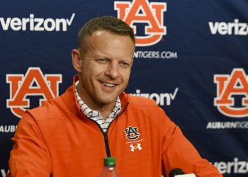 어번대 축구 코치 하신, 백신 접종여부 공개 거부