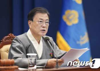 文대통령, 대장동 철저 수사 지시…檢, 김만배 영장·경찰과 핫라인도