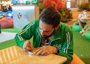 두바이에서 달고나 게임, 딱지치기로 한국 느끼다