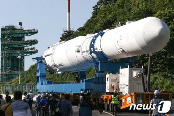 靑 “국산 우주로켓 ‘누리호’ 자긍심…발사 실패해도 귀중한 경험”