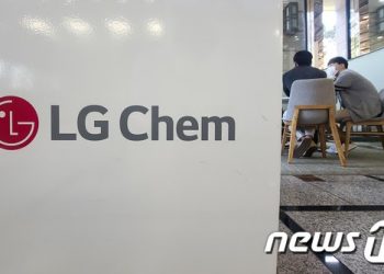 LG화학, 리콜 여파에 배터리 적자…3분기 영업이익 19%↓(종합)