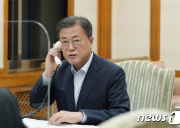 文대통령-기시다 첫 통화…’새로운 얘기는 없었다’