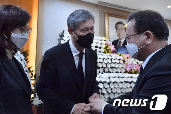 노태우 빈소 찾은 김총리 “국가장 결정, 현대사 굴곡 한 단계 넘어가는 일”