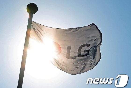 ‘분기 최대 매출’ LG전자…프리미엄 제품으로 불확실성 뚫는다