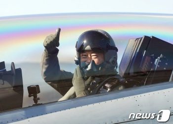 靑 “文의 ADEX 참석 원래 예정된 행사…北 미사일 추가 분석 중”