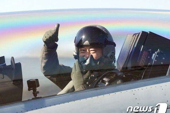 靑 “文의 ADEX 참석 원래 예정된 행사…北 미사일 추가 분석 중”