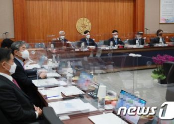 국정원 “김정은 건강 이상 없어…北 ‘김정은주의’ 정립 시도”(종합)