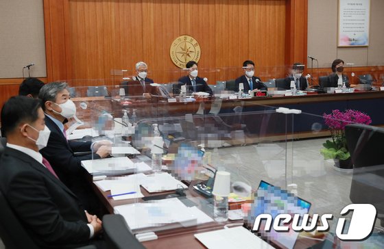 국정원 “김정은 건강 이상 없어…北 ‘김정은주의’ 정립 시도”(종합)