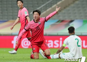 발목 절뚝이던 황의조, 이번엔 햄스트링 부상…보르도와 벤투호 ‘비상’