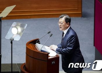 문대통령 시정연설…與 “도약 이정표 제시” 野 “끝까지 자화자찬”