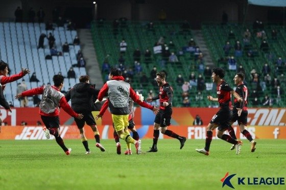 포항, 승부차기 끝 울산 꺾고 ACL 결승행…12년 만에 우승 도전