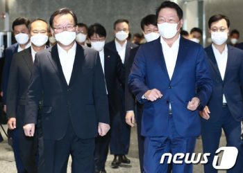 최태원 “반도체·배터리 분야 채용 확대”…김총리 “세심한 배려 감동”(종합)