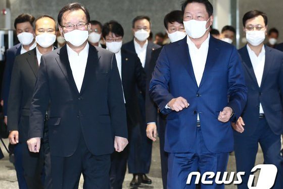 최태원 “반도체·배터리 분야 채용 확대”…김총리 “세심한 배려 감동”(종합)