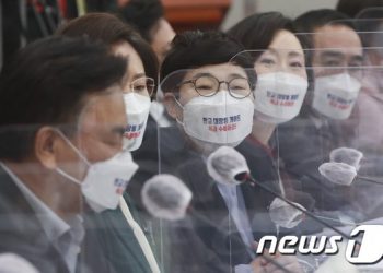 靑 국감장에 등장한 ‘문재인 게임’…野 “국민께 송구스럽지 않나”