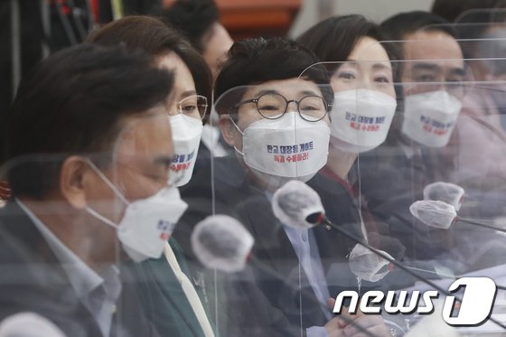 靑 국감장에 등장한 ‘문재인 게임’…野 “국민께 송구스럽지 않나”