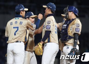 공동선두 KT·삼성 패, 3위 LG 승…KS 직행팀, 30일 최종전서 나온다