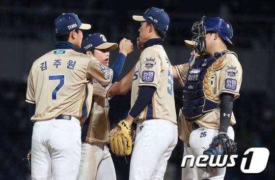 공동선두 KT·삼성 패, 3위 LG 승…KS 직행팀, 30일 최종전서 나온다
