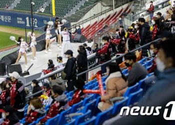 약 3달 만에 관중 들어온 잠실구장…쌀쌀한 날씨 속 1624명 입장