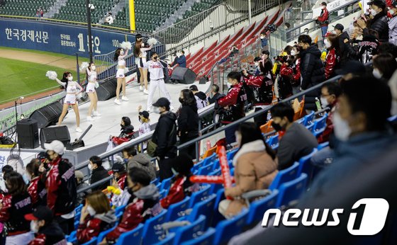 약 3달 만에 관중 들어온 잠실구장…쌀쌀한 날씨 속 1624명 입장