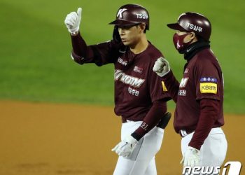 ‘이정후 사이클링히트’ 키움, 한화 잡고 단독 6위로(종합)