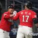‘6회 6득점’ SSG, NC 꺾고 5위 사수…가을야구에 성큼(종합)