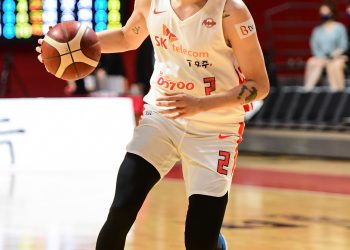 프로농구 SK, 시즌 첫 ‘S-더비’서 삼성 제압…개막 2연승 (종합)