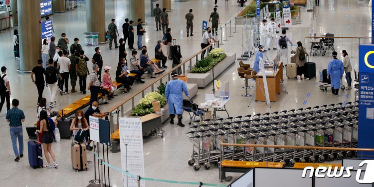 해외 접종자도 백신 인센티브 준다…’감염지수 1.2′ 확산세