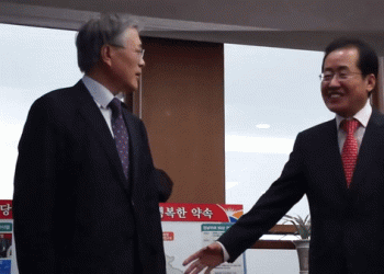 洪 “文, 내 손 뿌리칠 때 ‘어이가’…후회? 탄핵대선후 대표 맡은 일”