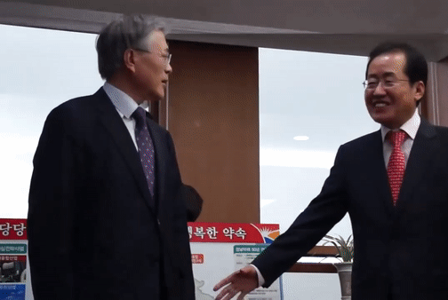 洪 “文, 내 손 뿌리칠 때 ‘어이가’…후회? 탄핵대선후 대표 맡은 일”