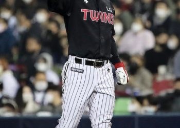‘김민성 4안타’ LG, 두산에 반격…7일 3차전 끝장 승부